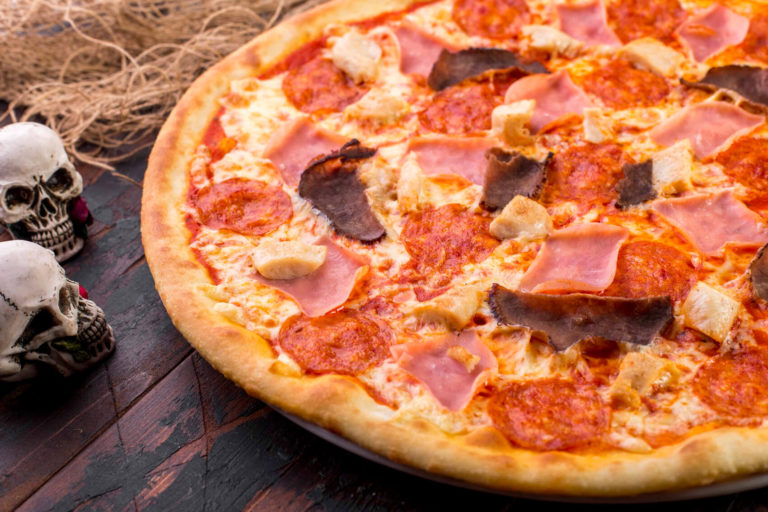 Круглая пицца. Пицца мясная. Пицца с мясом. Пицца мясная с фаршем. Пицца с охотничьими колбасками.